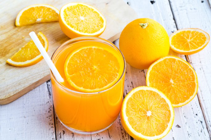 świeżo wyciskany sok z pomarańczy